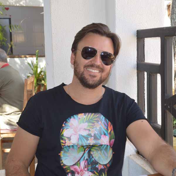 Eduardo Thimóteo recebe os parabéns pela chegada de mais um aniversário