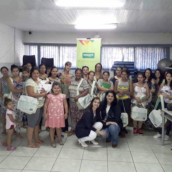 Unimed realiza palestra para futuras mamães no Cras II em Assis