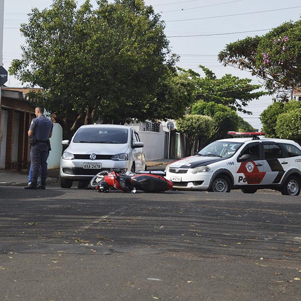 Motorista desobedece sinalização e colide contra motocicleta em Paraguaçu Paulista
