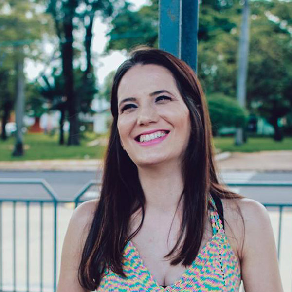 Josiane Fernades apaga velinhas nesta sexta