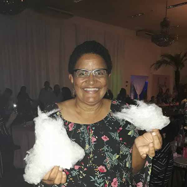 Lucia Aparecida recebe os parabéns pela chegada de mais um aniversário