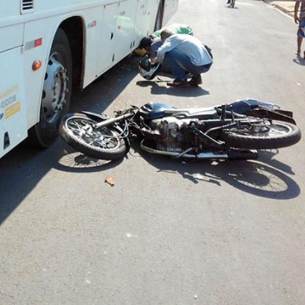 Motociclista de Cândido Mota sofre grave acidente em Assis