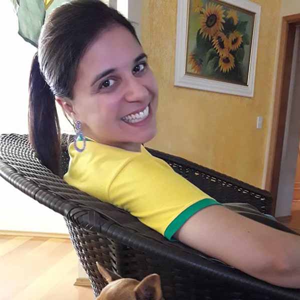 Larissa Moreira apaga velinhas nesta segunda