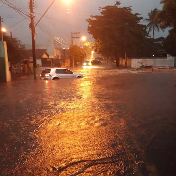 Jovens ficam ilhados ao tentar atravessar enxurrada com carro em Tupã