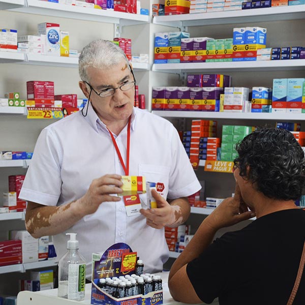 Drogaria PoupAqui agora conta com profissional com quase 40 anos de experiência no ramo farmacêutico