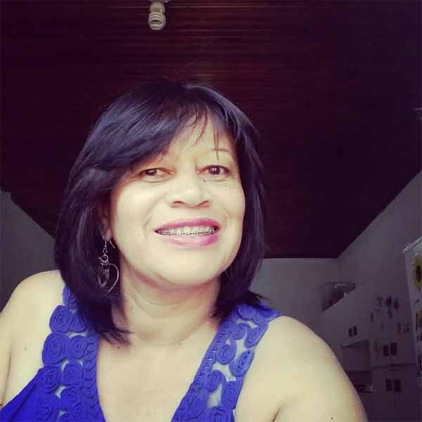 Adriana Oliveira recebe os parabéns pela chegada de mais um aniversário