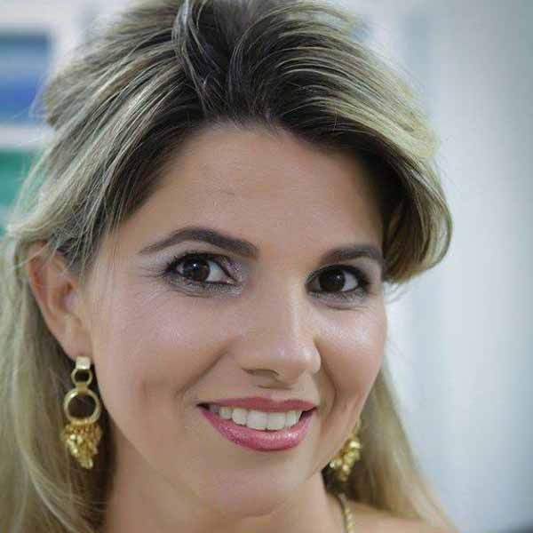 Angélica Vieira comemora mais um aniversário.