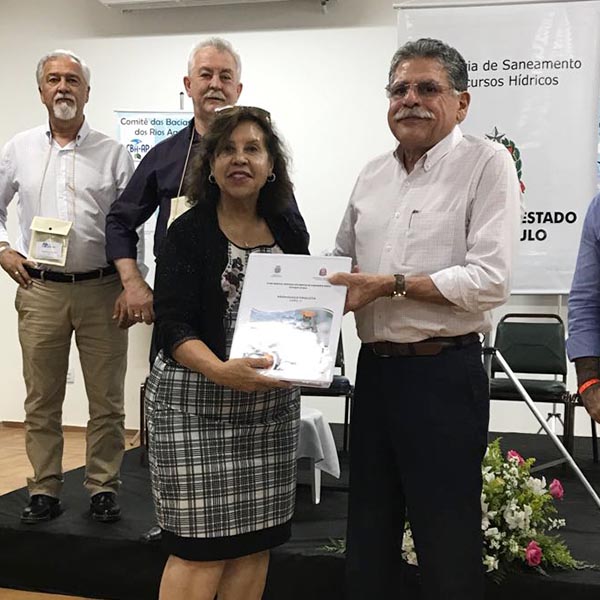 Prefeita Almira recebe o Plano Municipal de Saneamento Básico de Paraguaçu