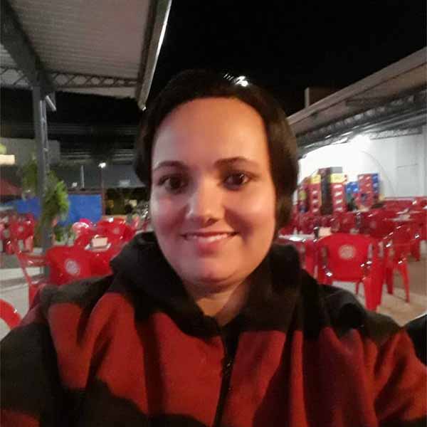 Josiane Aparecida apaga velinhas neste domingo