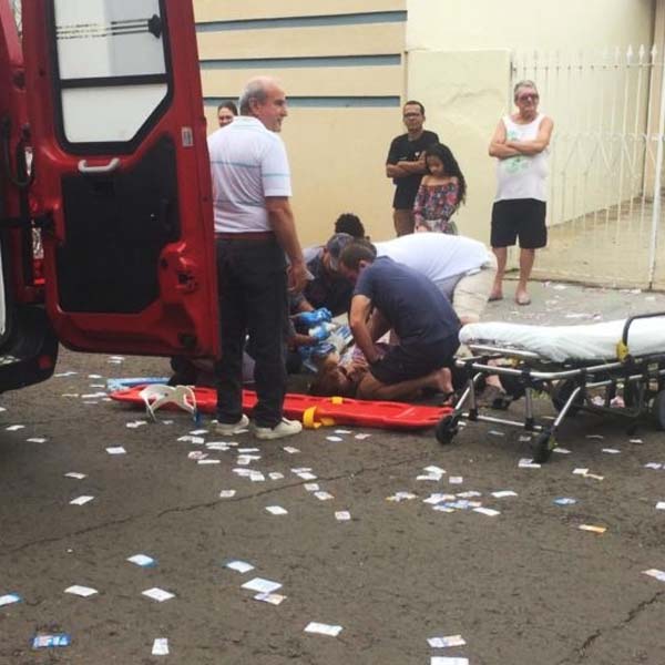Idosa de 79 anos fratura ombro após escorregar em 'santinhos' em Marília