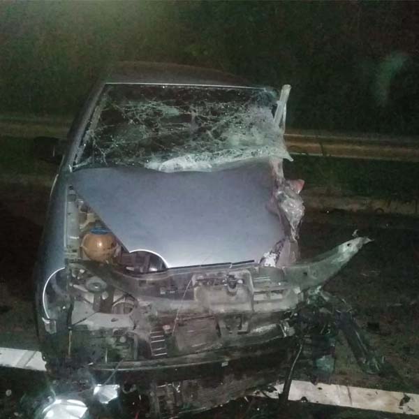 Batida frontal entre carro e caminhonete mata rapaz de 21 anos em Martinópolis