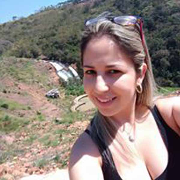 Gabriela Andrade recebe os parabéns pela chegada de mais um aniversário