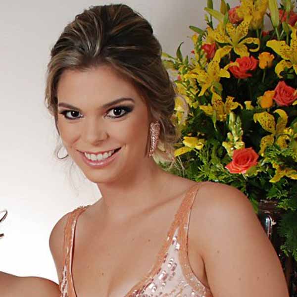 Nataly Simões recebe os parabéns pela chegada de mais um aniversário