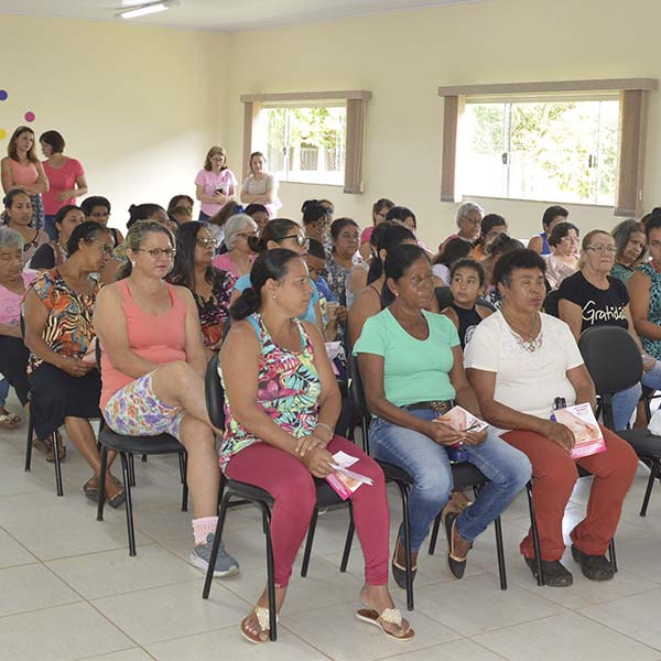 Mulheres participam de evento em alusão ao Outubro Rosa
