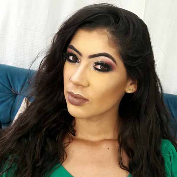 Jessika Valentim recebe os parabéns pela chegada de mais um aniversário