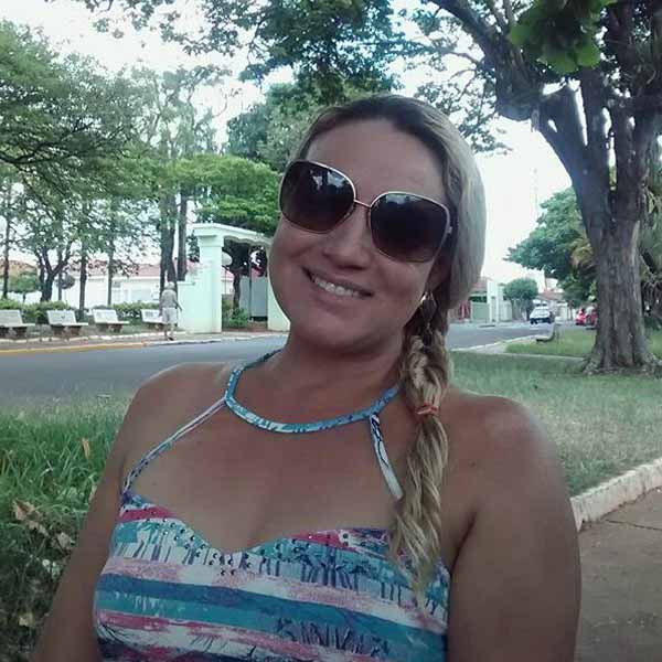 Andrea Araujo apaga velinhas neste sábado