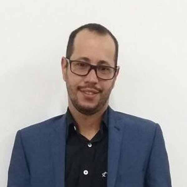 Adriano Stern apaga velinhas nesta segunda