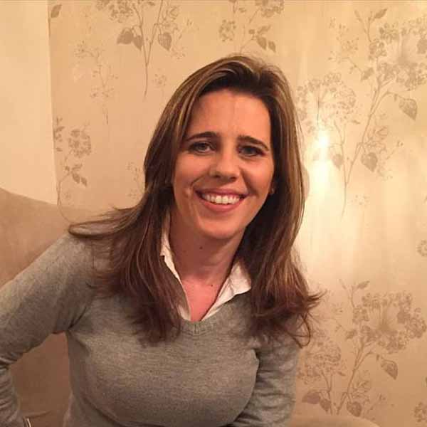 Daniela Cambraia apaga velinhas nesta segunda
