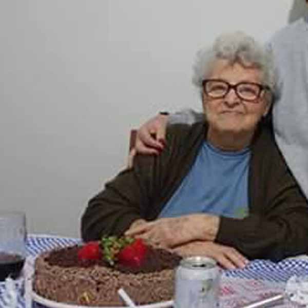 Olga Moreira recebe os parabéns pela chegada de mais um aniversário