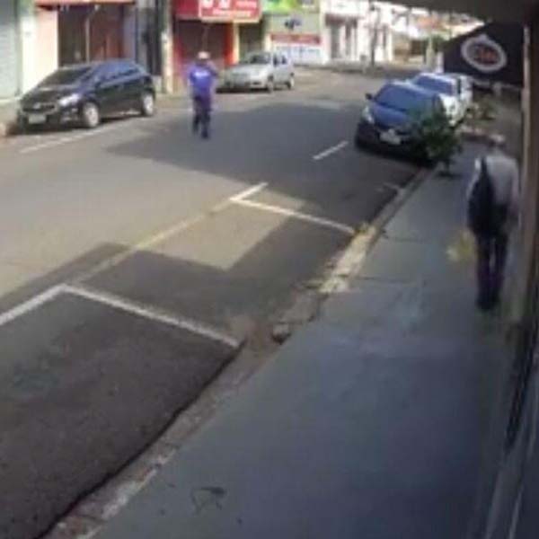 Homem é flagrado por câmeras ao roubar pertences de dentro de carro em Assis