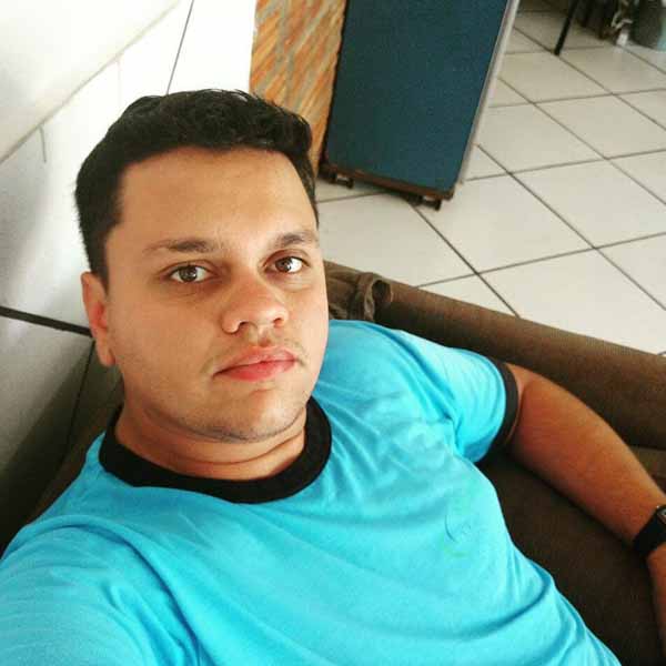 Angelo Sabino apaga velinhas nesta quarta