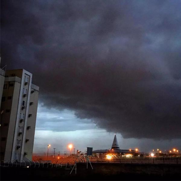 Temporal deixa 35 mil moradores sem energia elétrica em Marília