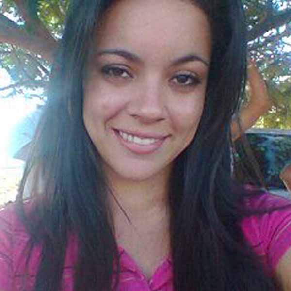 Aline Rodrigues apaga velinhas nesta segunda
