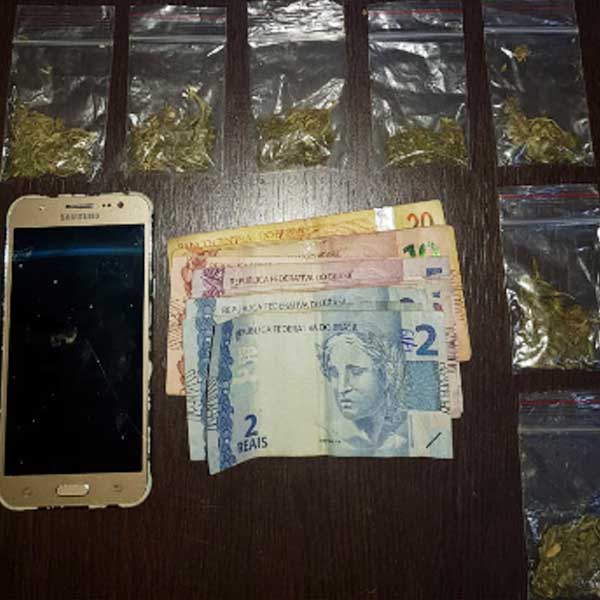 Jovem de 18 anos é flagrado com porções de maconha prontas para o comércio, em Paraguaçu
