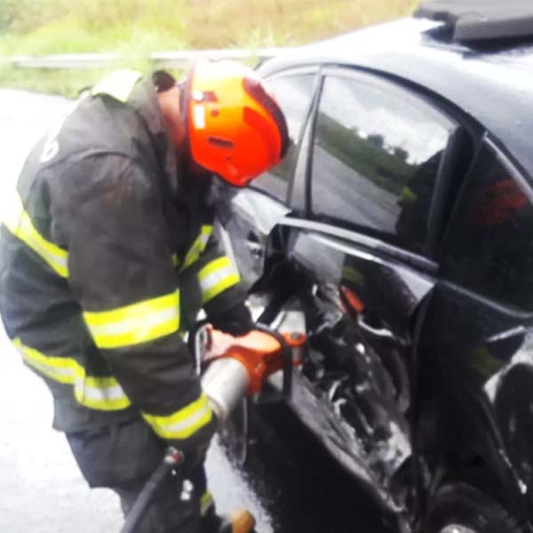 Bombeiros resgatam motorista presa às ferragens após colisão entre carros em Marília