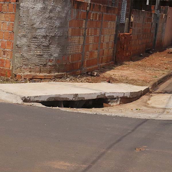 Prefeitura de Paraguaçu realiza limpeza de 40 bueiros na cidade