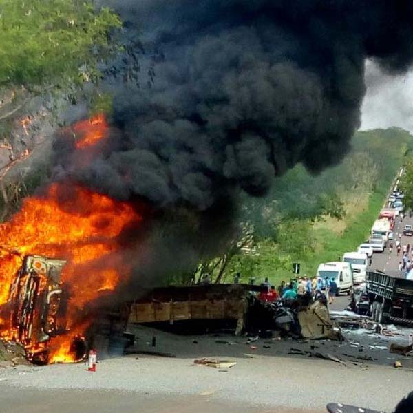 Acidente com duas carretas e um ônibus em rodovia Assis/Paraguaçu é falso