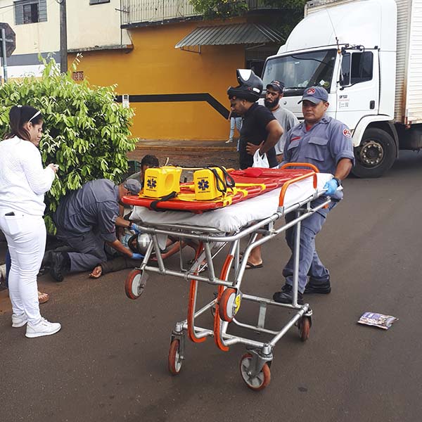 Motociclista faz ultrapassagem pela direita e colide contra caminhão na Av. Siqueira Campos