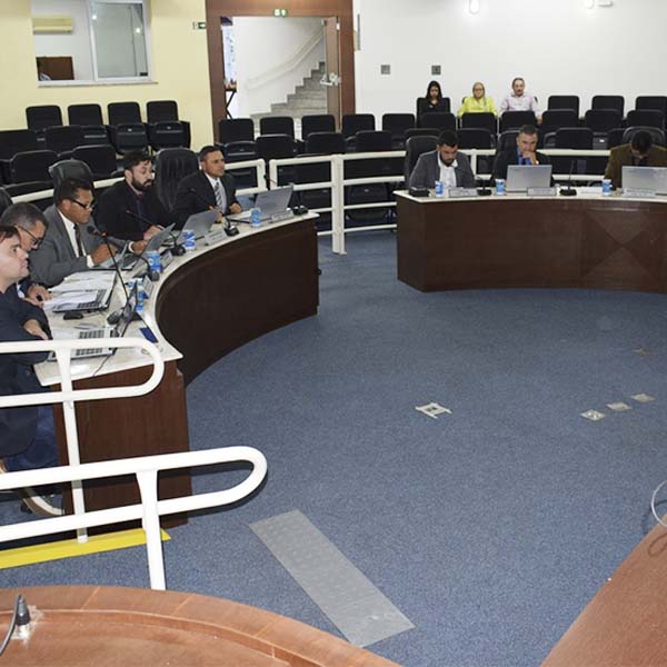 Vereadores fazem questionamentos à prefeita Almira Garms e ao presidente da Fundação Gammon
