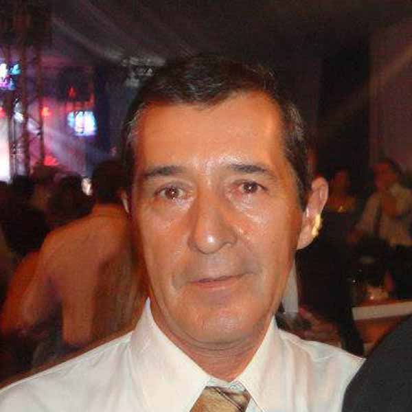 Roberto dos Anjos recebe os parabéns pela chegada de seu aniversário