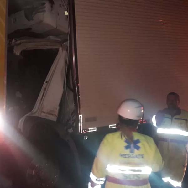 Motorista de caminhão morre ao bater na traseira de carreta em Palmital