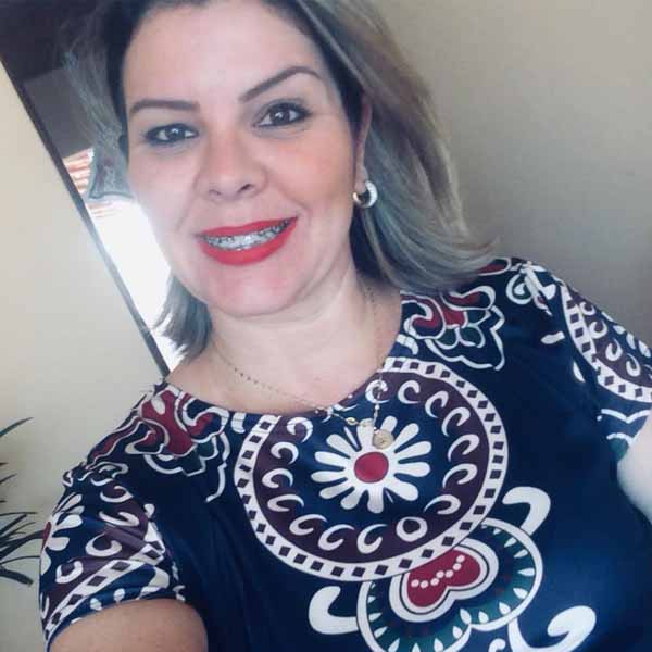 Paula Gois apaga velinhas nesta terça