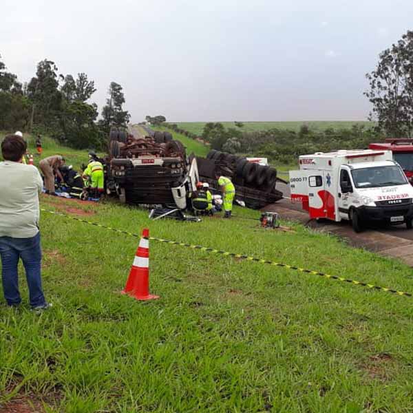 Tombamento de caminhão mata motorista em rodovia de Rancharia