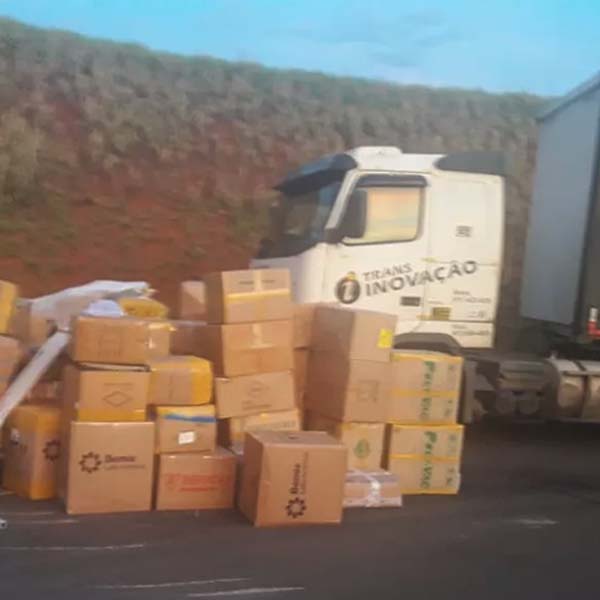 Caminhão tomba e caixas ficam espalhadas por rodovia em Assis