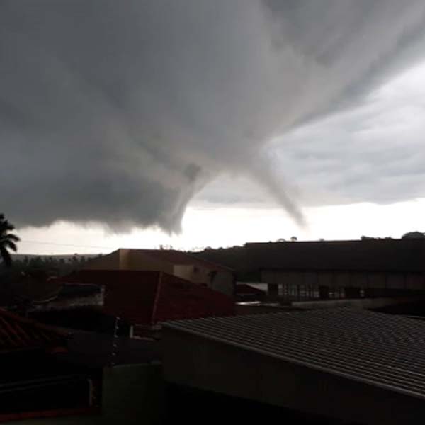 Moradores se assustam com fenômeno no céu de Maracaí