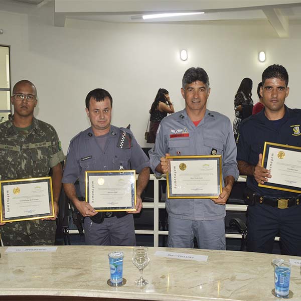 Câmara homenageia policiais e atirador do TG