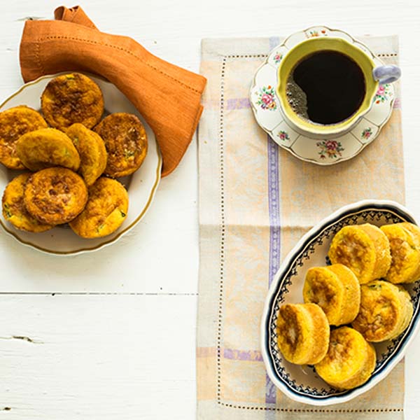 Bolinhos salgados de milho com abobrinha