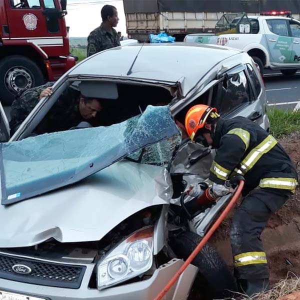 Vítima de acidente entre carro e carreta em Tupã morre no hospital