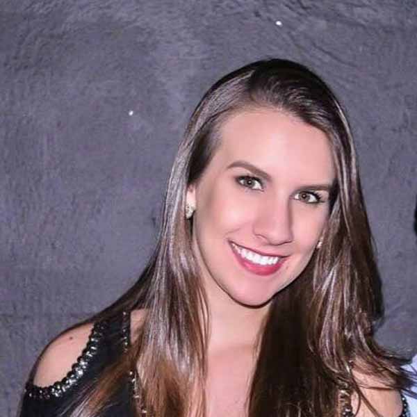 Nycolle Crispim recebe os parabéns pela chegada de seu aniversário