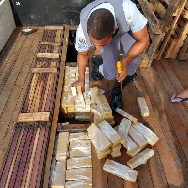 Polícia descobre fundo falso em assoalho de caminhão e apreende mais de 670 kg de maconha