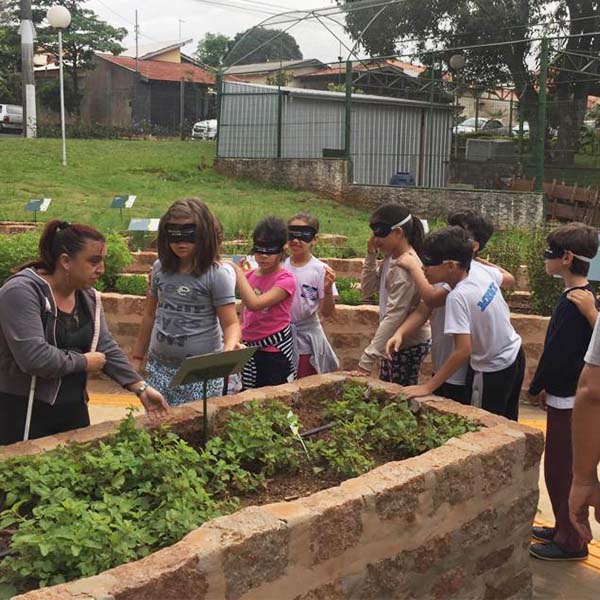 Jardim Sensorial recebe primeira visita monitorada