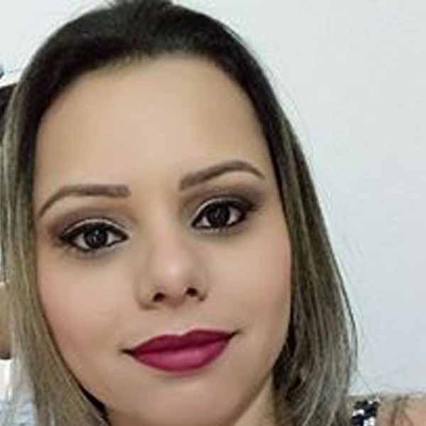 Aline França apaga velinhas nesta quarta