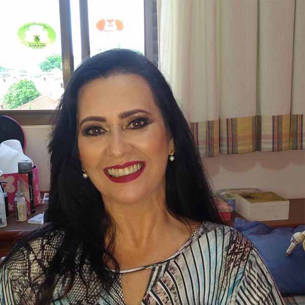 Nelma Maria recebe os parabéns pela chegada de mais um aniversário