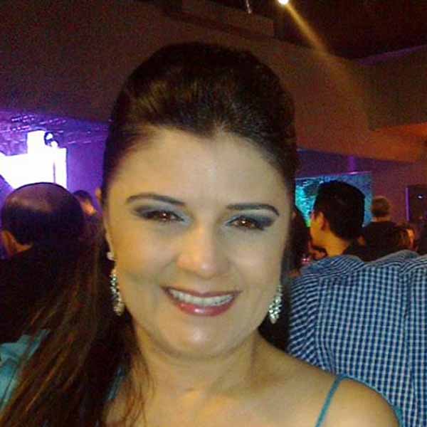 Rosana Fonseca recebe os parabéns pela chegada de seu aniversário