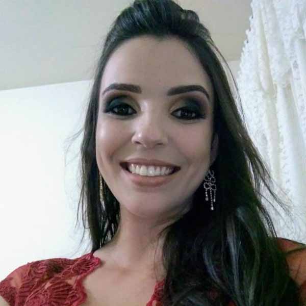 Bruna Marestone recebe os parabéns pela chegada de seu aniversário
