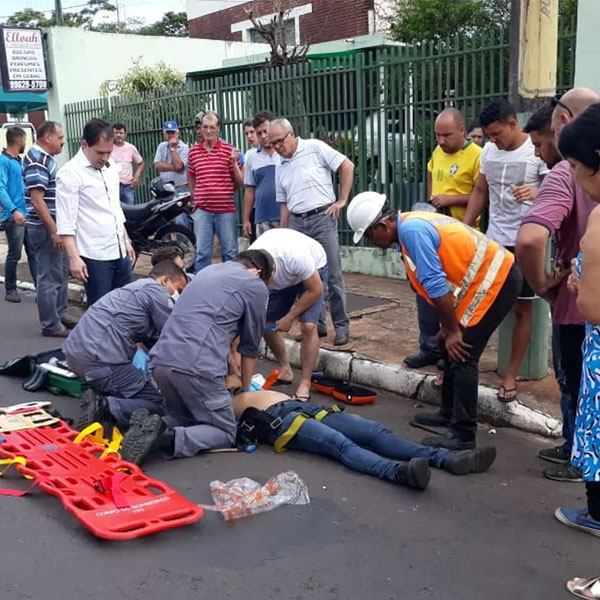 Trabalhador cai de poste após choque e é socorrido por dentista que passava pelo local em Tupã